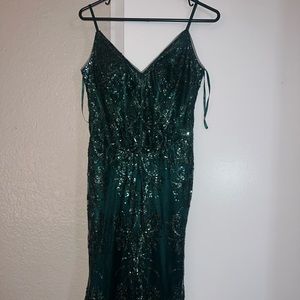 Prom dress green emerald , size 6 used once